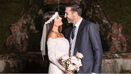 L'abito da sposa di Ilaria D'Amico: al matrimonio con Gigi Buffon spalle nude e coroncina di fiori