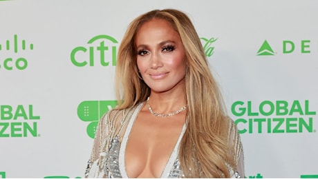 Jennifer Lopez in economy su un volo da Napoli: i fan impazziscono