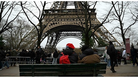 Torre Eiffel chiusa per ore: corto circuito e principio d'incendio, ecco cosa è successo