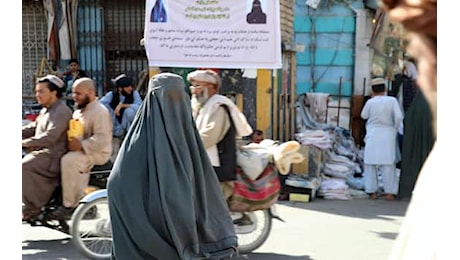 Afghanistan, i talebani vietano alle donne di lavorare nelle Ong