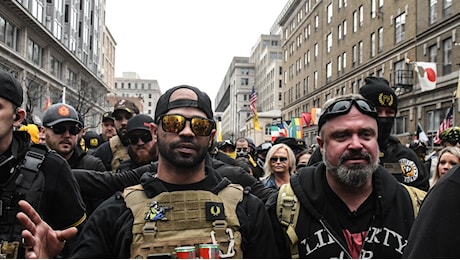 Chi sono i Proud Boys, i suprematisti che si preparano già a contestare le elezioni USA