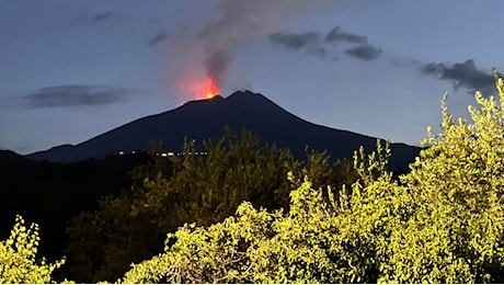 Etna in eruzione, oggi risveglio con potenti boati e spettacolare fontana di lava | FOTO