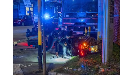 Milano, scappano dai carabinieri e si schiantano con lo scooter: morto un 20enne