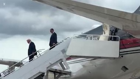 Trump arriva a Milwaukee, saluto con il pugno alzato scendendo dall aereo