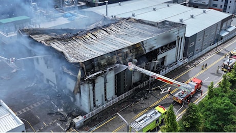 Corea del Sud, 22 morti in incendio in una fabbrica di batterie al litio