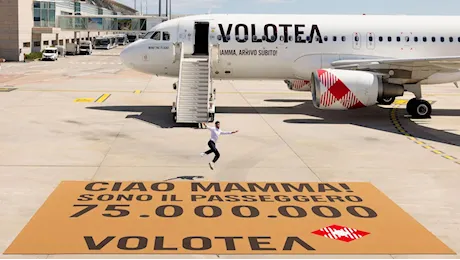 «Ciao mamma, sono il 75milionesimo passeggero»: ad Olbia la sorpresa da Guinness di Volotea