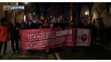 Violenza sulle donne, ora basta: il corteo attraversa Parma - Video