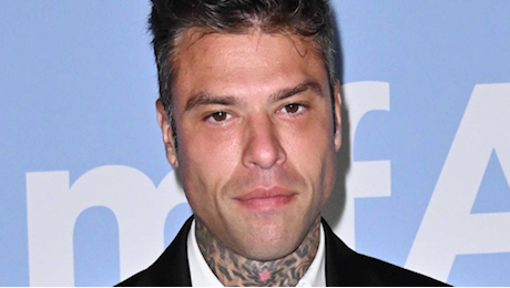 Fedez, compleanno amaro senza Chiara. Il silenzio social e la tegola (pesante) delle amicizie ultras