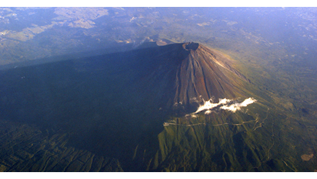 Il Monte Fuji senza neve in ottobre per la prima volta in 130 anni