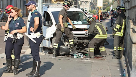 Travolti da un furgone al semaforo di via Boccaccio a Milano: morto il turista svizzero Stefan Ott e tre feriti