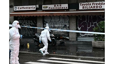 Forza la saracinesca di un bar nel tentativo di rubare dei Gratta e Vinci, sorpreso e ucciso dal titolare