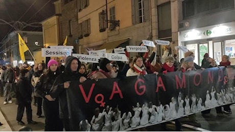 25 Novembre, le voci di donne e uomini in corteo a Parma