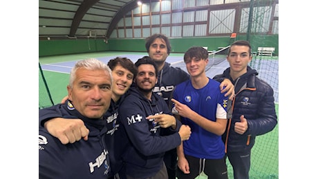 Impresa dell’Junior Tennis Perugia M Plus Performance, vince a Reggio Emilia ed é a un passo dall’A1