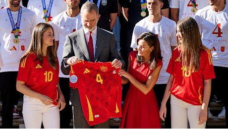 L'outfit regale di oggi: reali di Spagna, tifosi fin nel look