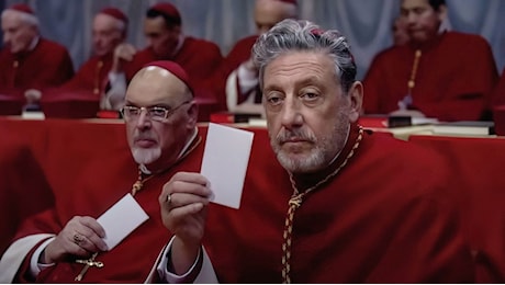 Conclave, il film che ha anticipato il presente svelando tutti i segreti (più oscuri) della votazione del Papa