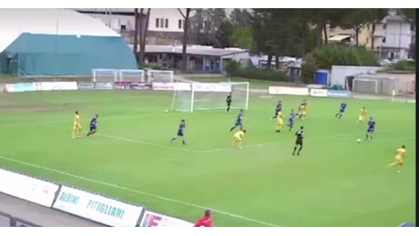 Pontassieve-Subbiano, l'allenatore Alessandro Guidotti invade il campo e sgambetta l’attaccante avversario lanciato a rete - VIDEO