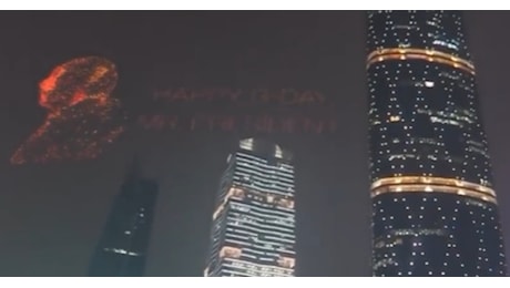 Cina, gli “auguri a Putin” con migliaia di droni nel cielo di Guangzhou: “Buon compleanno, signor presidente” - VIDEO