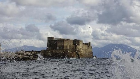 Maltempo, il mare agitato ferma aliscafi e traghetti per le isole del golfo di Napoli