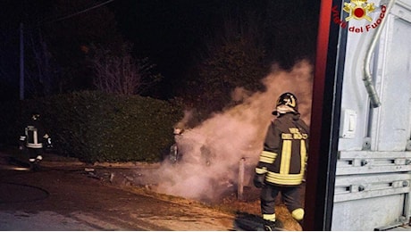 Modena, l’auto si ribalta e prende fuoco: morta una ventiseienne