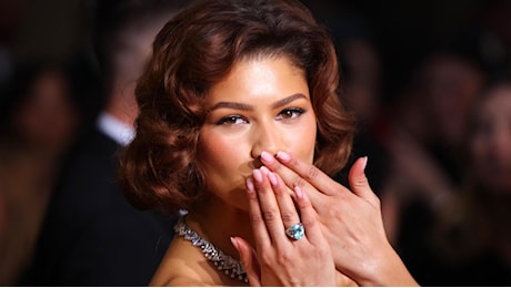 Zendaya e Tom Holland fidanzati. L’attrice mostra l’anello sotto i flash del Golden Globe