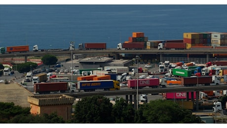 Traffico in tilt e lunghe code di tir al Porto di Pra' di Genova: guasto informatico al sistema del terminal - Video