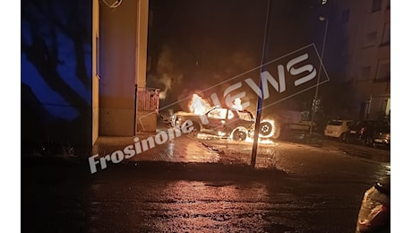 Sora – Auto a fuoco nella notte, non si esclude la pista dolosa: indagano i carabinieri