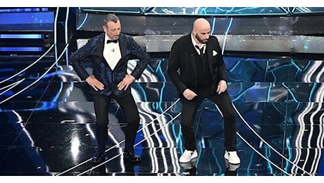 Sanremo, Agcom sanziona la Rai per le scarpe di John Travolta (e bacchettata sul televoto)