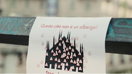 A Milano la protesta contro i locker dei bnb: Questa città non è un albergo