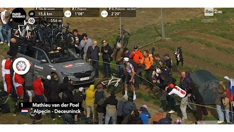 Parigi-Roubaix 2025 - Van der Poel fora in testa e cambia la bici - Video