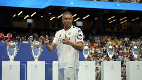 Calcio, Mbappé veste la camiseta blanca e scoppia la gioia dei tifosi del Real Madrid