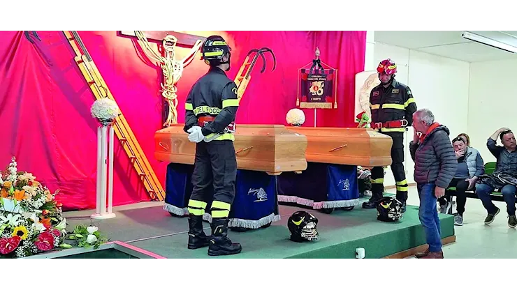 Ultimo saluto a Emanuele e Nico, i vigili del fuoco morti nelle acque dell’Avello: oggi funerali solenni in cattedrale - il Centro Ultimo saluto a Emanuele e Nico, i vigili del fuoco morti nelle acque dell’Avello: oggi funerali solenni in cattedrale - il Centro