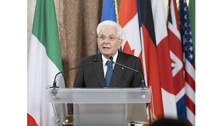 Mattarella fa l'arbitro: È il momento di mediare