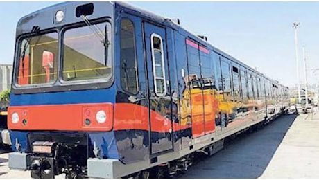 Incidente mortale in stazione: uomo travolto da un treno in corsa nel Napoletano