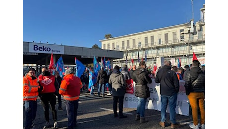 Beko giù le mani da Cassinetta. La protesta contro i tagli della multinazionale turca