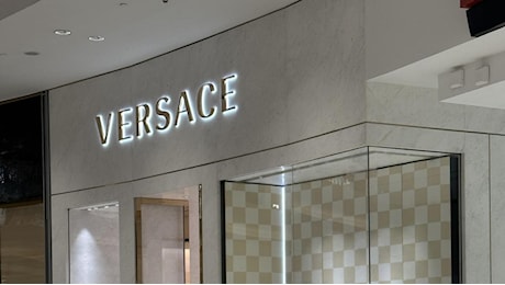 L'Antitrust Usa blocca la fusione Tapestry-Capri: stop al monopolio delle borsette. Gli effetti su Versace