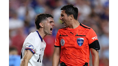 Coppa America, Usa eliminati: l'arbitro rifiuta il saluto di Pulisic a fine gara - VIDEO