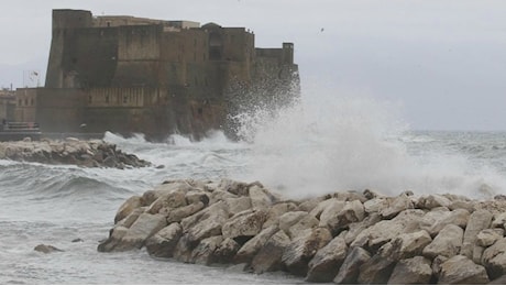 Maltempo: onde altre più di 3 metri, sospesi molti collegamenti con Ischia e Procida