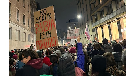 Disarmiamo il patriarcato, a Milano il corteo di Non Una di Meno: migliaia di persone in strada