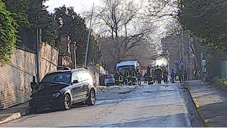 Auto contro una colonnina del gas, grave fuga di metano. Morti due pedoni ad Ancona