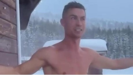 Cristiano Ronaldo sfida il gelo artico: bagno in acqua ghiacciata a -20°C nel suo Natale in Lapponia