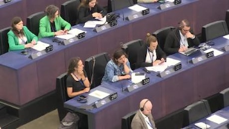 Ilaria Salis prende appunti durante discorso von der Leyen all'Eurocamera