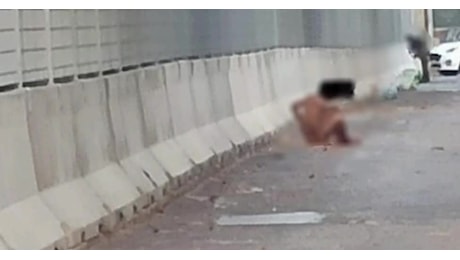 Bari, uomo completamente nudo fa i bisogni sul marciapiede di corso Italia in pieno giorno - VIDEO