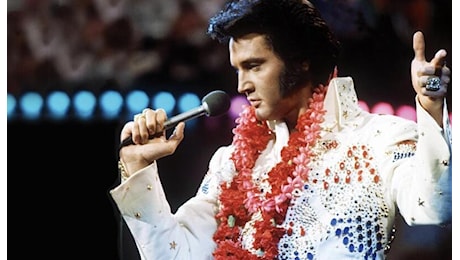 90 anni fa nasceva Elvis Presley. I movimenti del bacino, la Cadillac rosa comprata alla madre, l’amore per Priscilla e l’omaggio dei Maneskin: ecco perché il re del rock è stato rivoluzionario