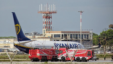 Incendio al motore sul volo Ryanair Brindisi-Torino pronto per il decollo. Evacuati passeggeri ed equipaggio