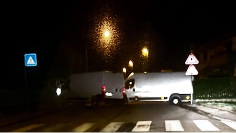 Assalto da film al calzaturificio di Fucecchio, i ladri chiudono la strada con furgoni e chiodi sull’asfalto