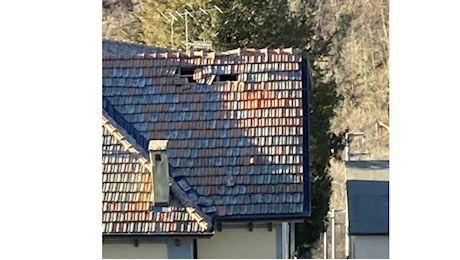 FOTONOTIZIA. Raffiche al Sacro Monte: volano le tegole della stazione della funicolare