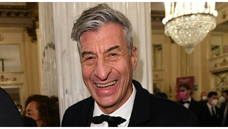 Maurizio Cattelan, chi è l'artista della «Banana»: la relazione con Victoria Cabello e la scultura di Hitler venduta per 17 milioni