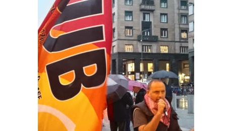 La protesta in piazza San Babila contro il ddl Sicurezza a Milano