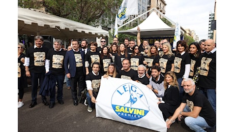 Open Arms, la Lega in piazza rivendica i porti chiusi. Ma in aula Bongiorno racconta un'altra storia