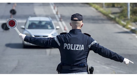 Cosa rischia chi non si ferma al posto di blocco della Polizia, ecco cosa prevedono il codice penale, civile e della strada
